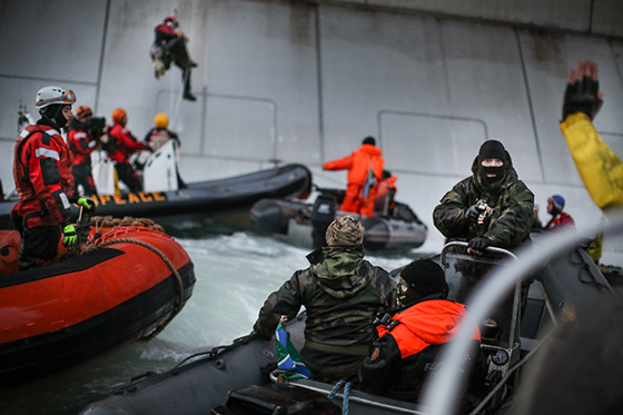В 2013 году кампания "Спаси Арктику" продолжилась, но в этот раз активистов у Приразломной встретил корабль береговой охраны с вооруженными сотрудниками ФСБ 